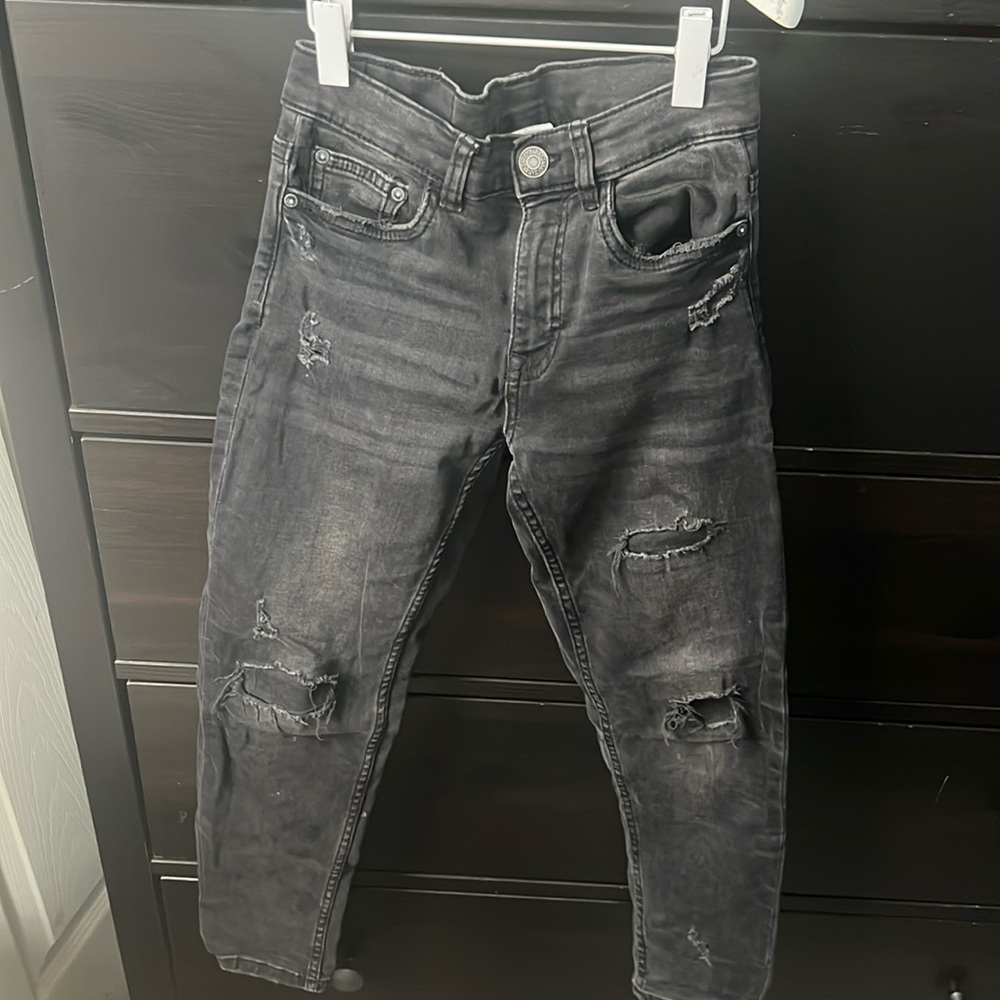 ZARA BOYS DISTRESSED JEAN SIZE 9 (SEE VIDEO) PET & SMOKE FREE